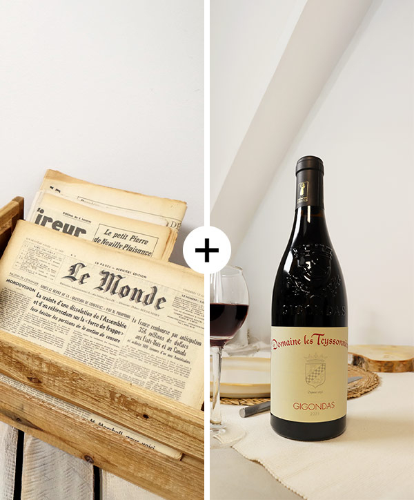 Journal & une bouteille de vin