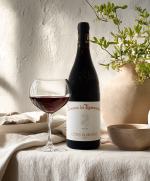 Journal & une bouteille de vin