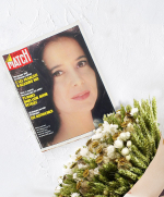 Magazine et  Bouquet de fleurs séchées